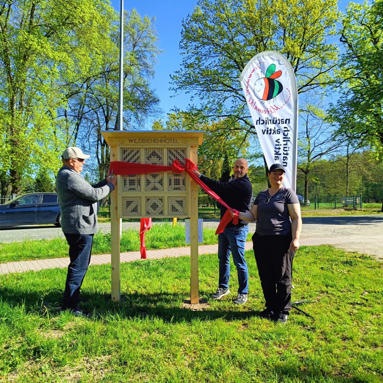 Einweihung durch den Bürgermeister Herrn Knuth, den Ortsvorsteher Herrn Krause und Anke Hübner Vorsitzende von 